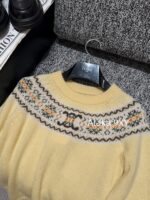 celine  24ss Autumn/Winter New Collection  Wool Jacquard "Rural Style" Chicken Yellow Color Set Triumph Sweater for Women. It's a musthave to show off your white complexion and temperament 𝑺𝑰𝒁𝑬𝑺 𝑴 𝑳𝑺 Size bust 90, sleeve length 68, length 54 𝑴, size bust 94, sleeve length 69, length 55 𝑳, size bust 98, sleeve length 70, length 56 - Image 23