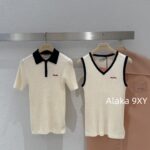 MIUMIU   American Retro Campus Dressing24 Autumn/Winter New High Quality Cashmere Fabric Embroidered Letter Logo Short Sleeve Tshirt/Vneck Knitted Tank Top Short Sleeve
