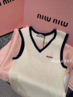 MIUMIU   American Retro Campus Dressing24 Autumn/Winter New High Quality Cashmere Fabric Embroidered Letter Logo Short Sleeve Tshirt/Vneck Knitted Tank Top Short Sleeve - Image 11