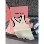 MIUMIU   American Retro Campus Dressing24 Autumn/Winter New High Quality Cashmere Fabric Embroidered Letter Logo Short Sleeve Tshirt/Vneck Knitted Tank Top Short Sleeve - Image 22
