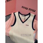 MIUMIU   American Retro Campus Dressing24 Autumn/Winter New High Quality Cashmere Fabric Embroidered Letter Logo Short Sleeve Tshirt/Vneck Knitted Tank Top Short Sleeve - Image 23