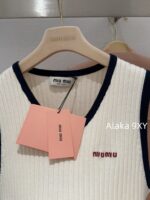 MIUMIU   American Retro Campus Dressing24 Autumn/Winter New High Quality Cashmere Fabric Embroidered Letter Logo Short Sleeve Tshirt/Vneck Knitted Tank Top Short Sleeve - Image 25