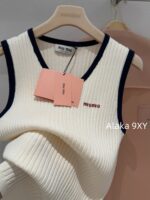 MIUMIU   American Retro Campus Dressing24 Autumn/Winter New High Quality Cashmere Fabric Embroidered Letter Logo Short Sleeve Tshirt/Vneck Knitted Tank Top Short Sleeve - Image 26
