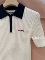 MIUMIU   American Retro Campus Dressing24 Autumn/Winter New High Quality Cashmere Fabric Embroidered Letter Logo Short Sleeve Tshirt/Vneck Knitted Tank Top Short Sleeve - Image 30