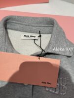 MIU MIU 24 Autumn/Winter New Collection Letter Logo Patch Embroidered Logo Contrast Splicing Short Hoodie Sweatshirt/Skirt/Casual Sweatpants Sweatshirt - Image 19