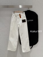 LOUIS VUITTON  Classic is timeless. 24 Autumn/Winter New Collection "Long Leg MM" White Collar Pocket Jeans   Straight leg wide leg pants  pear shaped figure can also be worn