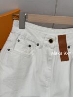 LOUIS VUITTON  Classic is timeless. 24 Autumn/Winter New Collection "Long Leg MM" White Collar Pocket Jeans   Straight leg wide leg pants  pear shaped figure can also be worn - Image 3