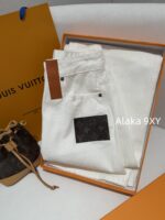 LOUIS VUITTON  Classic is timeless. 24 Autumn/Winter New Collection "Long Leg MM" White Collar Pocket Jeans   Straight leg wide leg pants  pear shaped figure can also be worn - Image 4