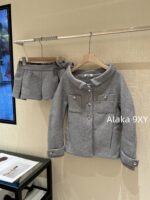 MIUMIU "British Rich Girl Dress Up" Heavy duty Wool Soft Cocoon Woolen Short Tall Tall Short Flower Bud Thick Coat Warm Jacket Women/Half body Flower Bud Skirt Skirt