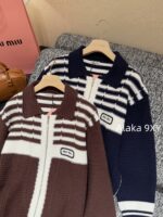MIUMIU American College Style   2024 Autumn/Winter New Collection  Collar Color blocked Hook woven Letter Logo Zipper style Wool Cardigan Coat for Women. 100 wool fabric - Image 4