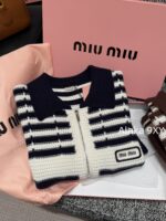 MIUMIU American College Style   2024 Autumn/Winter New Collection  Collar Color blocked Hook woven Letter Logo Zipper style Wool Cardigan Coat for Women. 100 wool fabric - Image 9