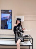 BALMAIN "Pure Desire Goddess Atmosphere" B  24 Autumn/Winter New Collection Round Neck Black and White Striped Diagonal Shoulder Metal Buckle Medium Long Striped Woolen Dress for Women - Image 9
