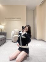 BALMAIN's domineering female CEO outfit exudes a strong aura  24autumn and winter black and white contrasting splicing coarse tweed slim fit and slimming, lapel zipper cardigan jacket - Image 19