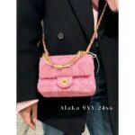 Chanel   24ss Limited Edition Pearl Chain  Bold plaid metal CF is hereVarious carrying methods for both handheld and crossbody