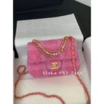 Chanel   24ss Limited Edition Pearl Chain  Bold plaid metal CF is hereVarious carrying methods for both handheld and crossbody - Image 16