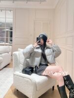 Miumiu's self retained funds. 24 Autumn/Winter New Collection  Classic printed letter logo, lapel, letter zipper design, small short bread and down jacket. National standard 90 white duck down