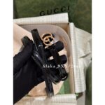 Chanel's "musthave wardrobe outfit for white and rich beauty"   The latest model of the 24A show features a hollowed out black and white minimalist cartoon logo leather belt.