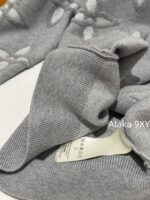 LOUIS VUITTON   24ss autumn and winter new collection embossed printed logo classic clover "lucky" pullover wool sweater for women. Available in two colors - Image 5