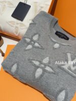 LOUIS VUITTON   24ss autumn and winter new collection embossed printed logo classic clover "lucky" pullover wool sweater for women. Available in two colors - Image 7