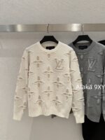 LOUIS VUITTON   24ss autumn and winter new collection embossed printed logo classic clover "lucky" pullover wool sweater for women. Available in two colors - Image 13