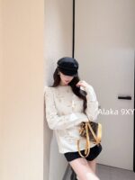 LOUIS VUITTON   24ss autumn and winter new collection embossed printed logo classic clover "lucky" pullover wool sweater for women. Available in two colors - Image 14