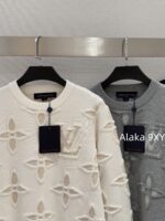 LOUIS VUITTON   24ss autumn and winter new collection embossed printed logo classic clover "lucky" pullover wool sweater for women. Available in two colors - Image 22