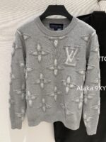 LOUIS VUITTON   24ss autumn and winter new collection embossed printed logo classic clover "lucky" pullover wool sweater for women. Available in two colors - Image 23
