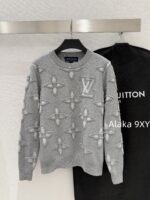 LOUIS VUITTON   24ss autumn and winter new collection embossed printed logo classic clover "lucky" pullover wool sweater for women. Available in two colors - Image 24