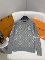 LOUIS VUITTON   24ss autumn and winter new collection embossed printed logo classic clover "lucky" pullover wool sweater for women. Available in two colors - Image 27