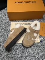 LOUIS VUITTON  2024 Winter New Collection Super ComfortableImported Lamb Wool Material with Letter Logo, Mary Jane Tshaped Fury Shoes/Boken Shoes - Image 31