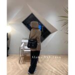 Chanel's "24p" is the most difficult bag to buy ”  Hobo's versatile and timeless style  available in two sizes  large - Image 9