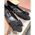 miumiu   The ballet shoes of the little princessHandmade threedimensional bow decoration 2024 SS new patent leather spliced bow single shoe for women. - Image 3