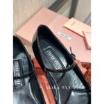 miumiu   The ballet shoes of the little princessHandmade threedimensional bow decoration 2024 SS new patent leather spliced bow single shoe for women. - Image 4
