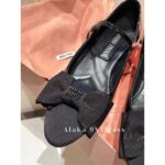 miumiu   The ballet shoes of the little princessHandmade threedimensional bow decoration 2024 SS new patent leather spliced bow single shoe for women. - Image 5