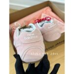 Miumiu x Newblance530   24ss Early Spring Show CollectionRetro Melad colored sneakers are here. Invincible comfortable retro versatile gift box packaging.