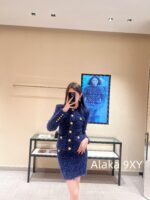BALMAIN is super beautifulhighend gemstone blue color scheme  2024 Autumn/Winter New Heavy Industry Customized Yarn Gold Buckle Knitted Cardigan for Women's Early Spring Shoulder Pads, Slim and Age reducing Short Coat - Image 6