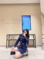 BALMAIN is super beautifulhighend gemstone blue color scheme  2024 Autumn/Winter New Heavy Industry Customized Yarn Gold Buckle Knitted Cardigan for Women's Early Spring Shoulder Pads, Slim and Age reducing Short Coat - Image 9