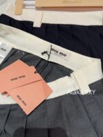 MIUMIU "Versatile College Style Half Skirt" 24 Autumn/Winter Color Contrast Splicing Waist Letter Embroidery Versatile Look Thin Cotton Wool Hundred Fold Half Skirt for Women - Image 3