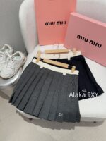 MIUMIU "Versatile College Style Half Skirt" 24 Autumn/Winter Color Contrast Splicing Waist Letter Embroidery Versatile Look Thin Cotton Wool Hundred Fold Half Skirt for Women - Image 12