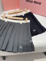 MIUMIU "Versatile College Style Half Skirt" 24 Autumn/Winter Color Contrast Splicing Waist Letter Embroidery Versatile Look Thin Cotton Wool Hundred Fold Half Skirt for Women - Image 13