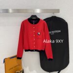 LOUIS VUITTON   Christmas Red Knitted Cardigan for Women 2024 Autumn/Winter New Product: Metal Snap Black Edging Sleek Knitted Jacket Coat
