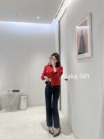 LOUIS VUITTON   Christmas Red Knitted Cardigan for Women 2024 Autumn/Winter New Product: Metal Snap Black Edging Sleek Knitted Jacket Coat - Image 12