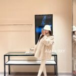 Yves Saint Laurent, the heiress of a wealthy family ” 2024 autumn and winter new stand up collar fur integrated soft and versatile fur coat made of highquality soft and environmentally friendly fur