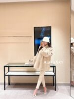 Yves Saint Laurent, the heiress of a wealthy family ” 2024 autumn and winter new stand up collar fur integrated soft and versatile fur coat made of highquality soft and environmentally friendly fur