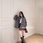 PRADA 2024 Autumn/Winter New Collection   Classic plaid shirt design with 100 wool plaid fabric and inverted triangle collar  Badge logo cotton jacket