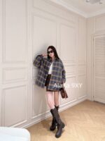 PRADA 2024 Autumn/Winter New Collection   Classic plaid shirt design with 100 wool plaid fabric and inverted triangle collar  Badge logo cotton jacket