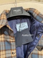 PRADA 2024 Autumn/Winter New Collection   Classic plaid shirt design with 100 wool plaid fabric and inverted triangle collar  Badge logo cotton jacket - Image 3