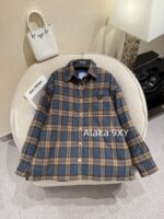 PRADA 2024 Autumn/Winter New Collection   Classic plaid shirt design with 100 wool plaid fabric and inverted triangle collar  Badge logo cotton jacket - Image 16