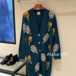 Hermes  H  2024 Autumn/Winter New CollectionMedium to Long Wool/Cashmere Jacquard Ice Cream Pig Nose  Jacquard logo peacock green knitted cardigan jacket for women.