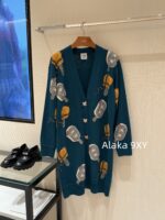 Hermes  H  2024 Autumn/Winter New CollectionMedium to Long Wool/Cashmere Jacquard Ice Cream Pig Nose  Jacquard logo peacock green knitted cardigan jacket for women.